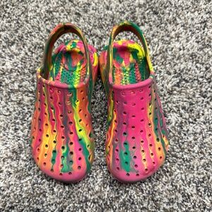 Like New Totes Kids Splash Play Clog - Toddler Size US 7-8, Multi-color(tie dye)